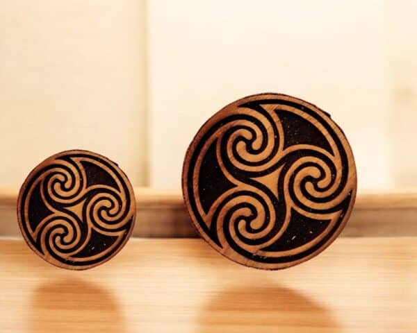 Simple Encircled Triskelia Celtic Knot Woodcut Stamp for Wood Block - Image 3
